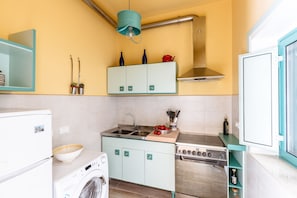 Appartement (Via Filippo Parlatore 10) | Cuisine privée | Surface de cuisson, vaisselle et ustensiles