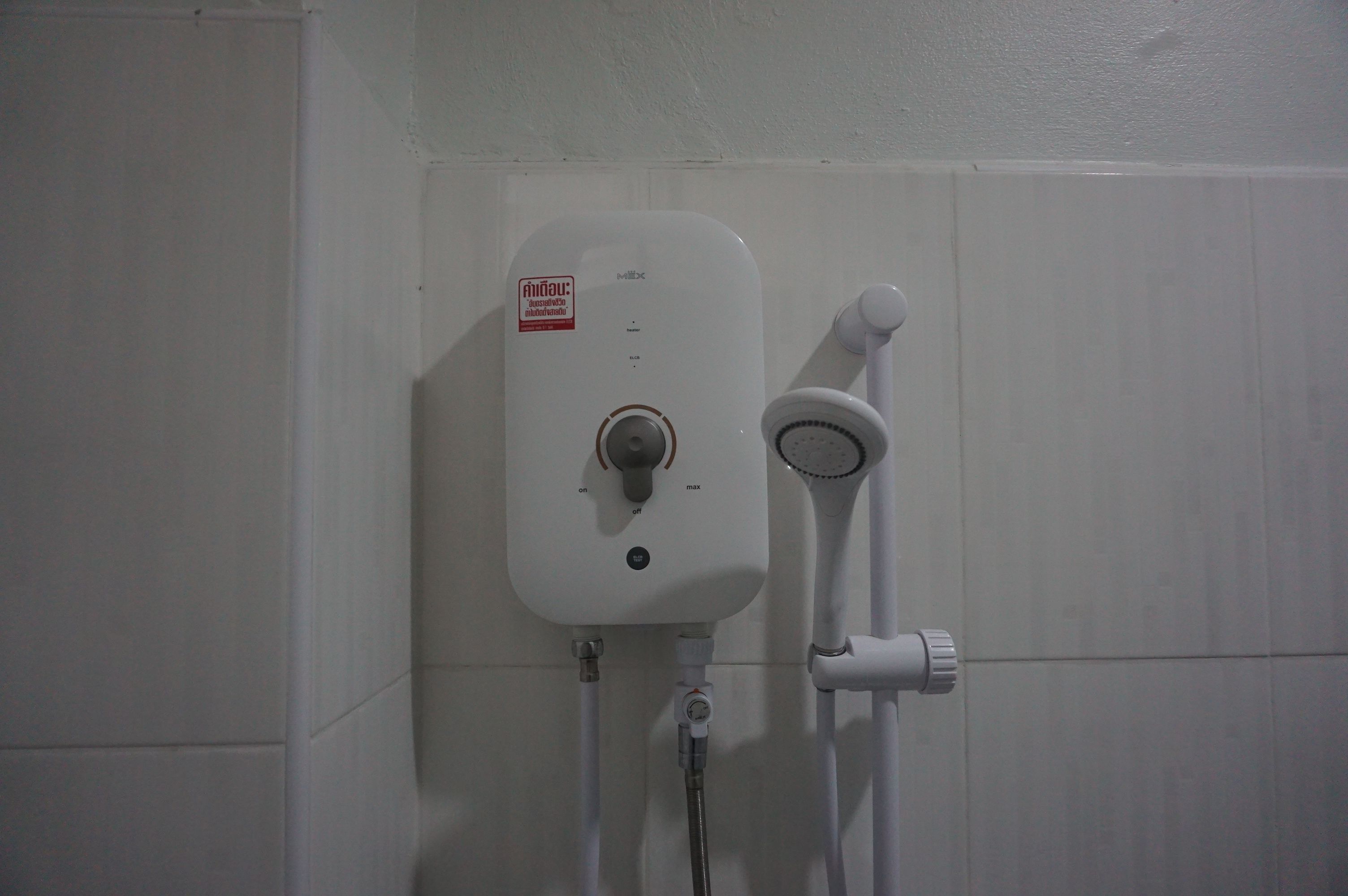 standard twin room | bathroom shower