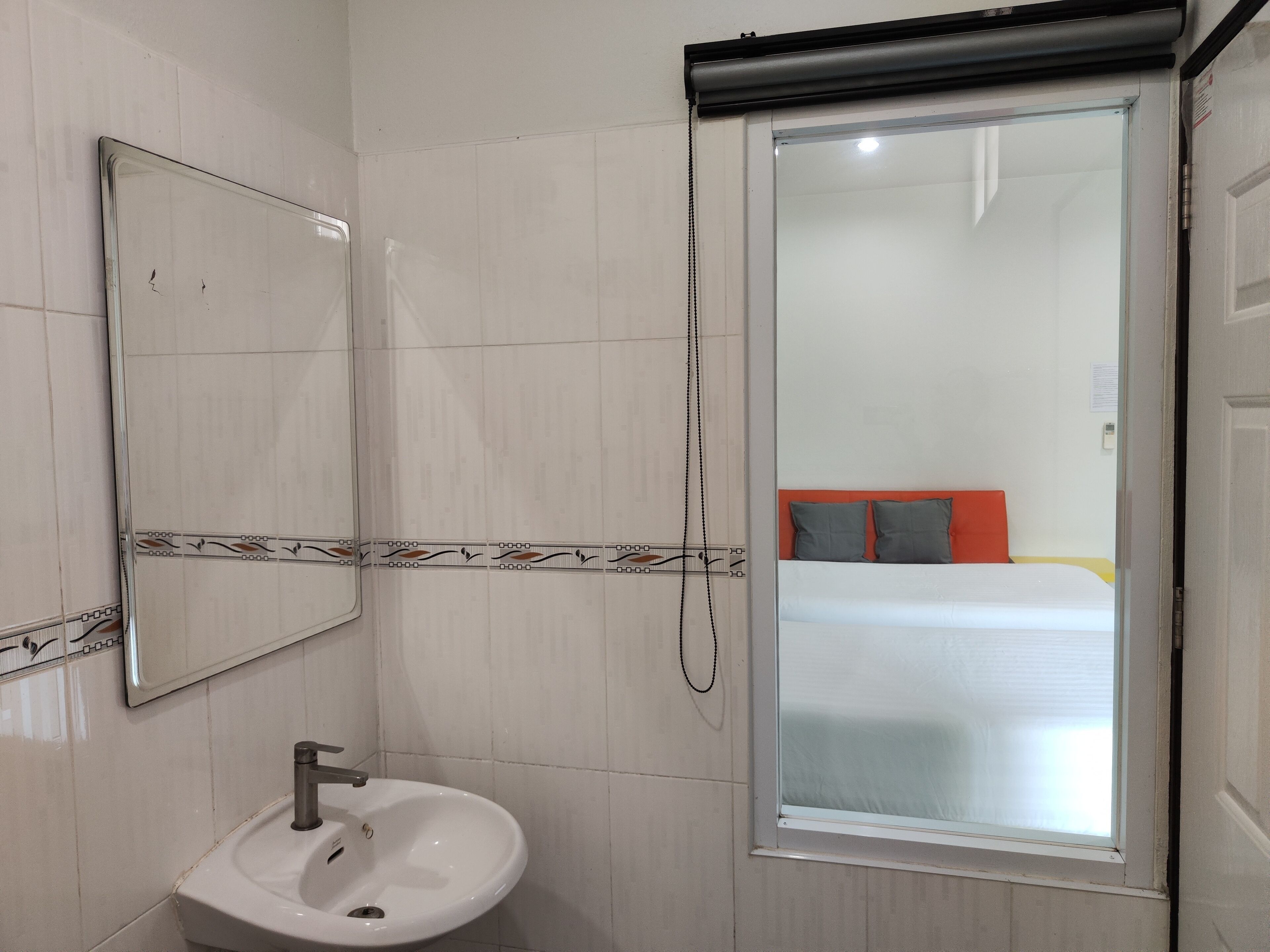 standard twin room | bathroom sink