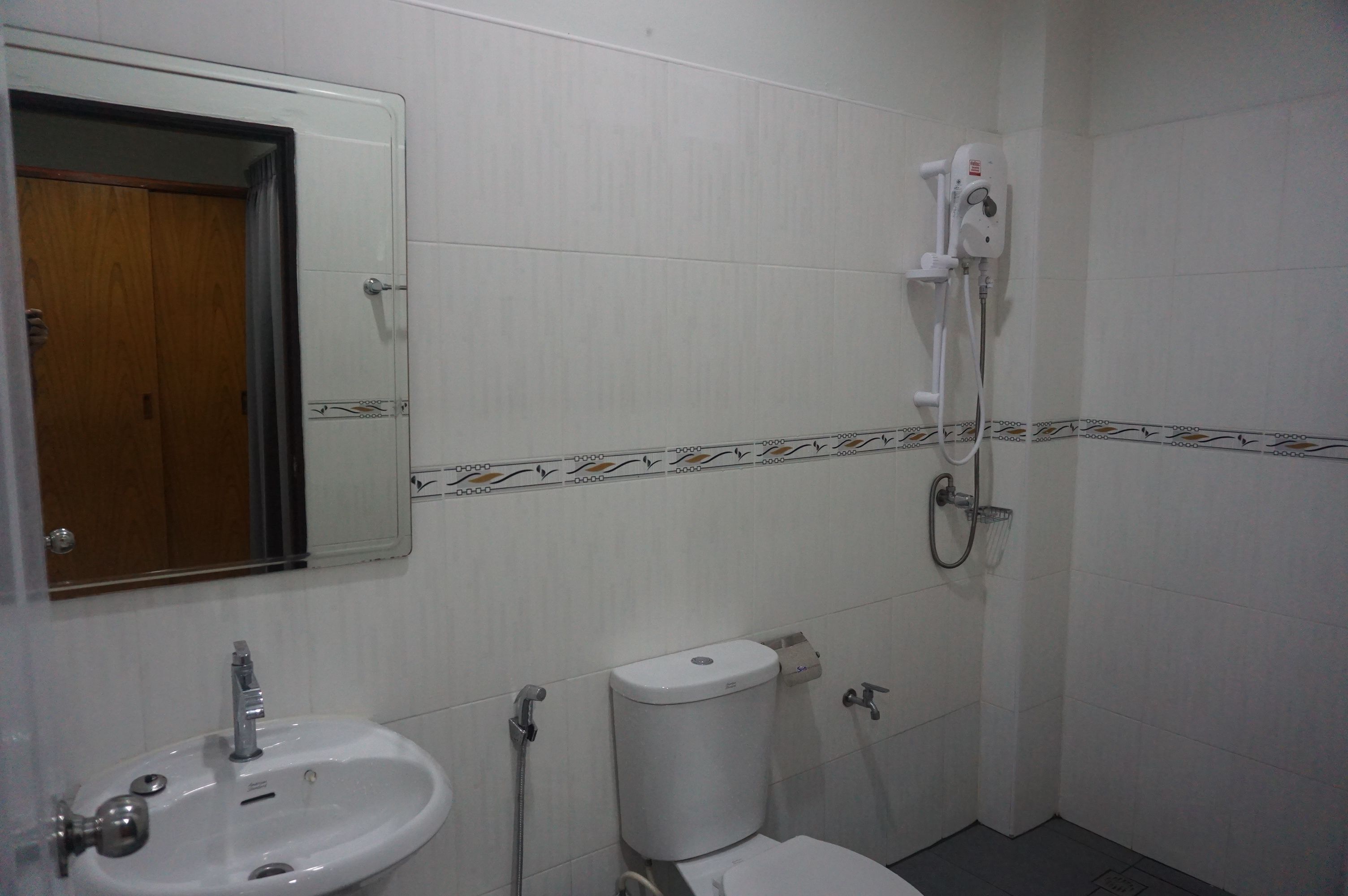 standard double room | bathroom | shower, free toiletries, towels