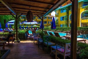 Una piscina al aire libre