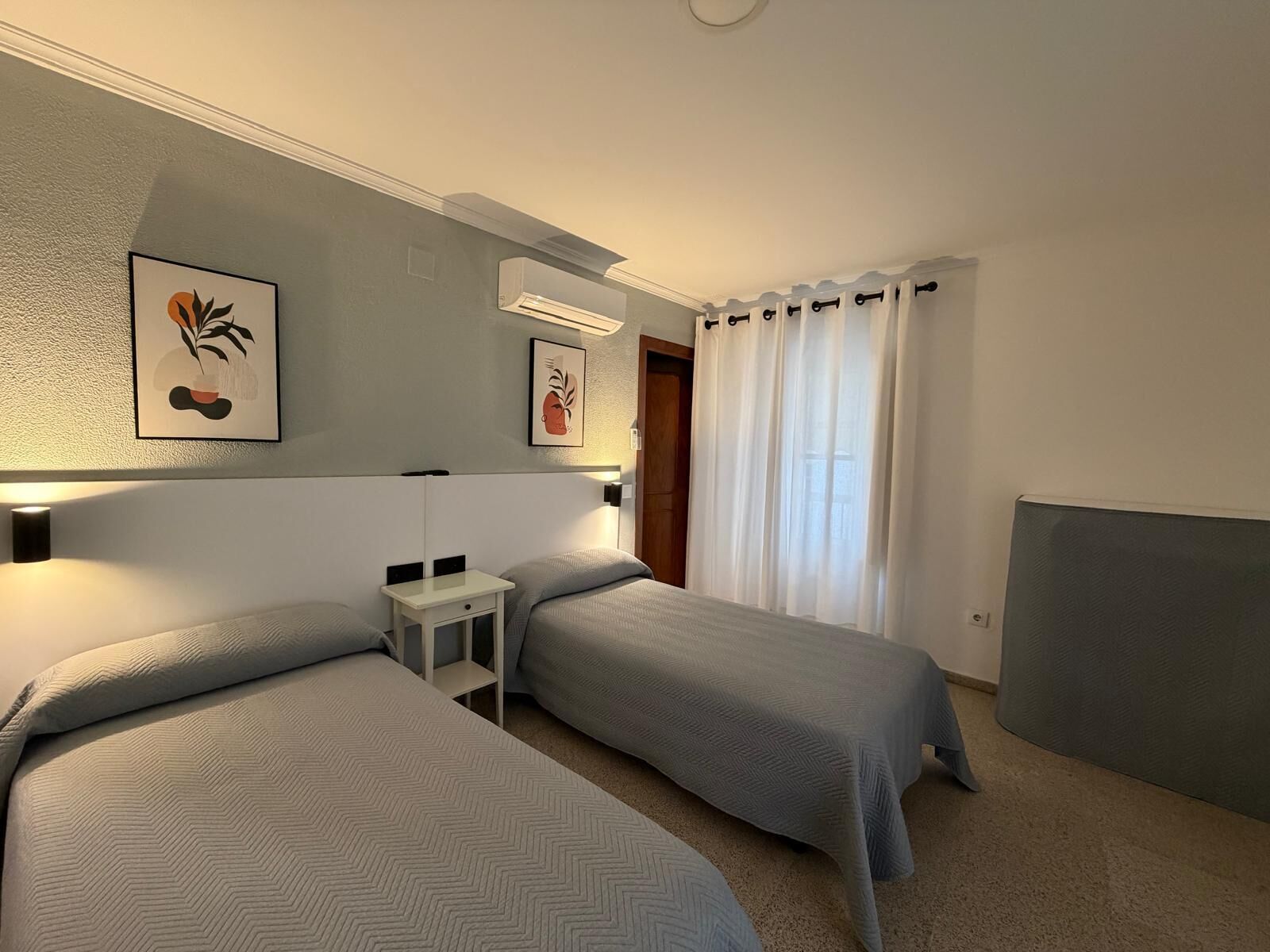 Habitación triple | Escritorio, cortinas blackout, wifi gratis y ropa de cama 