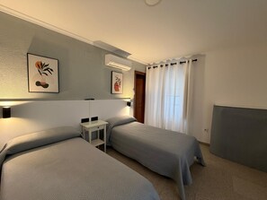 Triple Room | Desk, blackout drapes, free WiFi, bed sheets - Hostal Bahía (Cádiz)