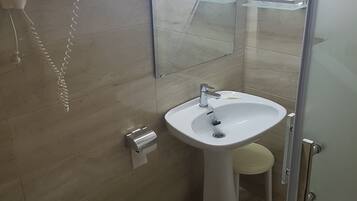 Shower, bathtub besar, perlengkapan mandi gratis, dan pengering rambut