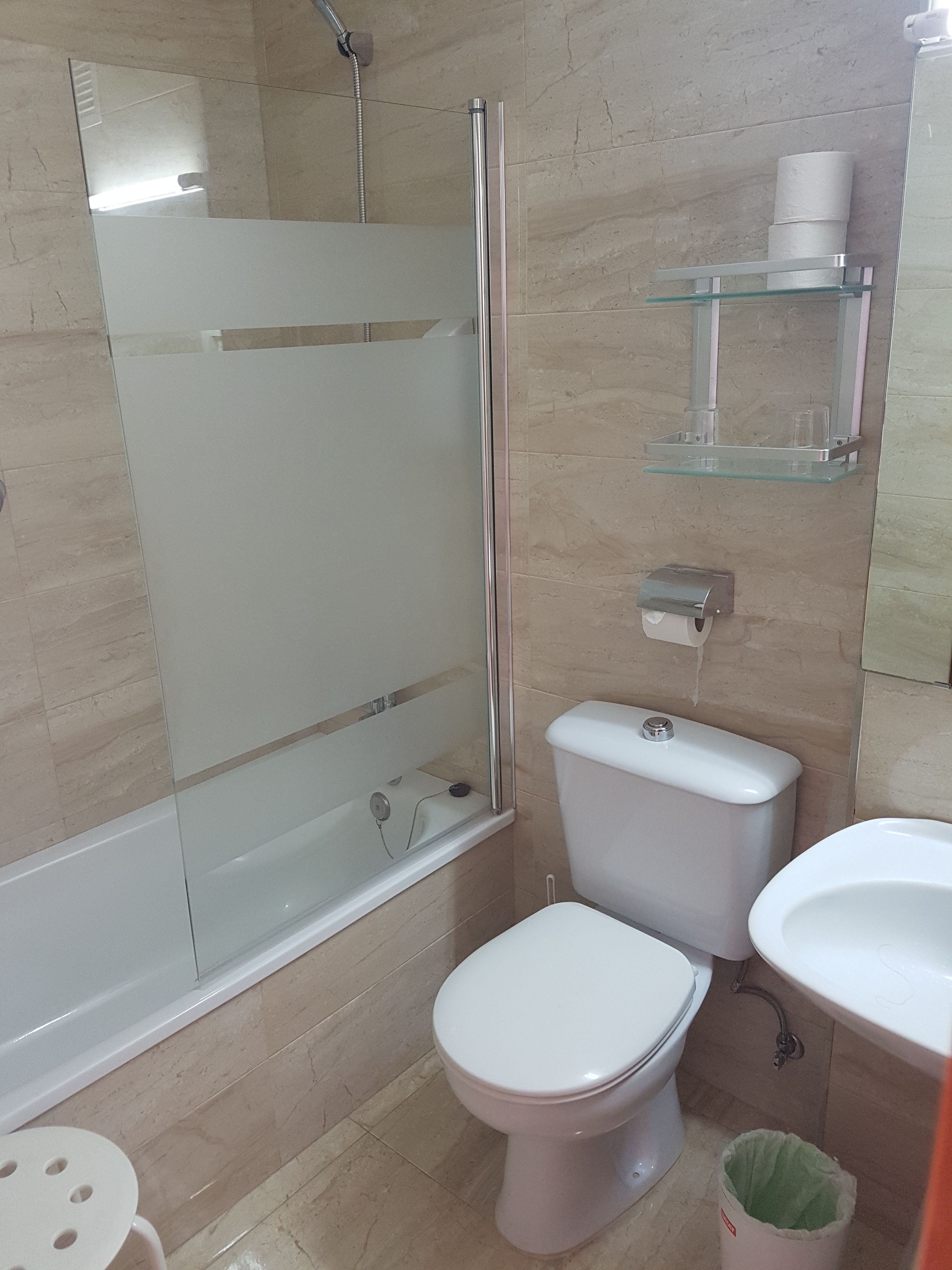 Habitación con 2 camas individuales | Baño | Regadera, tina profunda, amenidades de baño gratuitas 