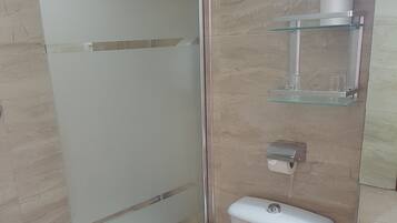 Habitación con 2 camas individuales | Baño | Regadera, tina profunda, amenidades de baño gratuitas