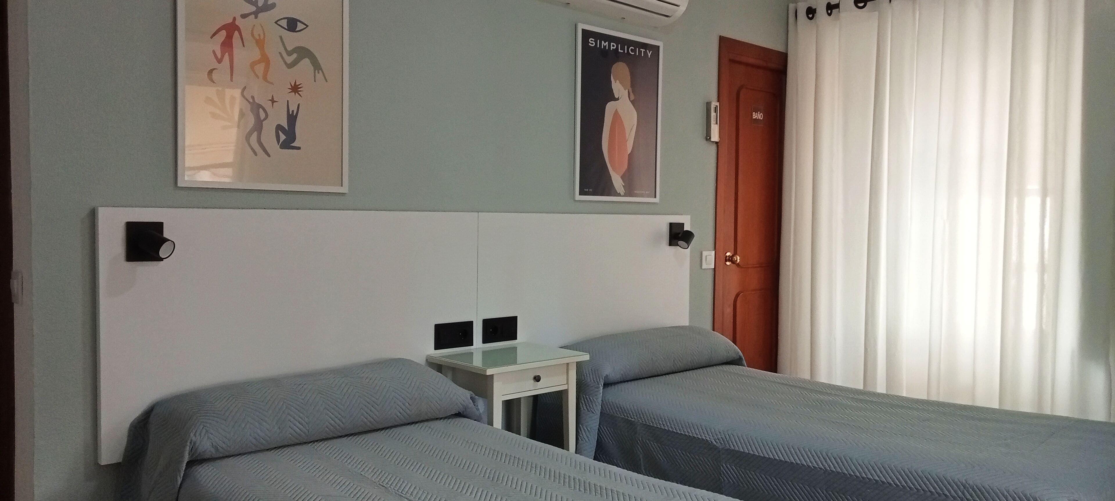 Bàn, màn/rèm cản sáng, truy cập Internet không dây miễn phí 