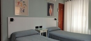 Escritorio, cortinas blackout, wifi gratis y ropa de cama