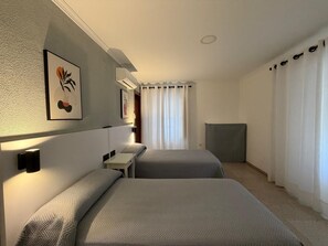 Triple Room | Desk, blackout drapes, free WiFi, bed sheets - Hostal Bahía (Cádiz)