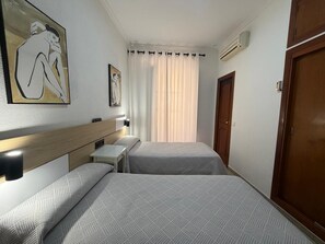 Twin kamer | Een bureau, verduisterende gordijnen, gratis wifi, beddengoed