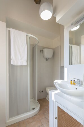 Shower, free toiletries, hair dryer, bidet - Hotel Il Duomo (Assisi)