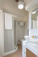 Ducha, artículos de tocador gratuitos, secador de pelo, bidet