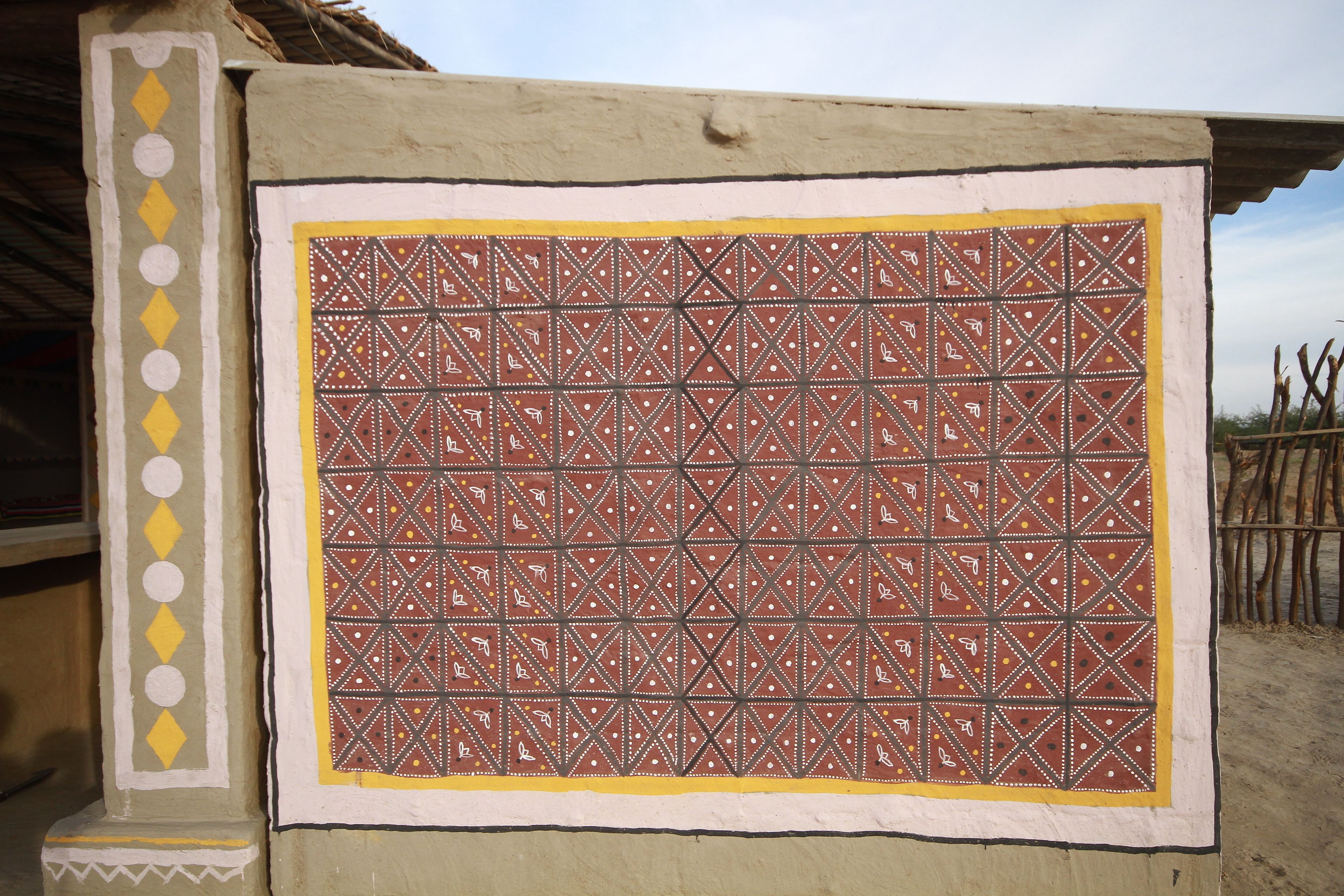 Un mur orné d’un motif géométrique.