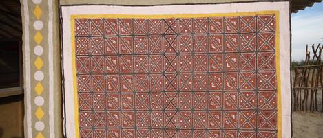 Un mur orné d’un motif géométrique.