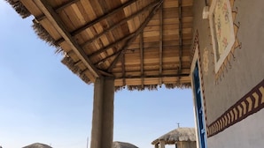 Une construction traditionnelle à toit de chaume, dotée d’une conception simple et ouverte.