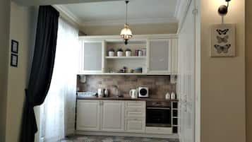 Apartamento de diseño, 1 habitación, en esquina | Cocina privada | Frigorífico, horno, placa de cocina y cafetera o tetera