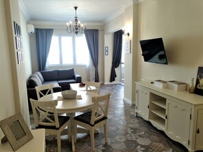 Apartamento design, 1 quarto, no canto | Área de estar | TV de tela plana