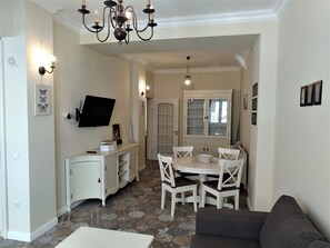 Apartamento design, 1 quarto, no canto | Opções para refeição no quarto