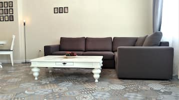 Apartamento de diseño, 1 habitación, en esquina | Zona de estar | Una televisión de pantalla plana