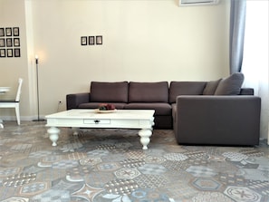 Apartamento design, 1 quarto, no canto | Área de estar | TV de tela plana