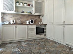 Apartamento de diseño, 1 habitación, en esquina | Cocina privada | Frigorífico, horno, placa de cocina y cafetera o tetera