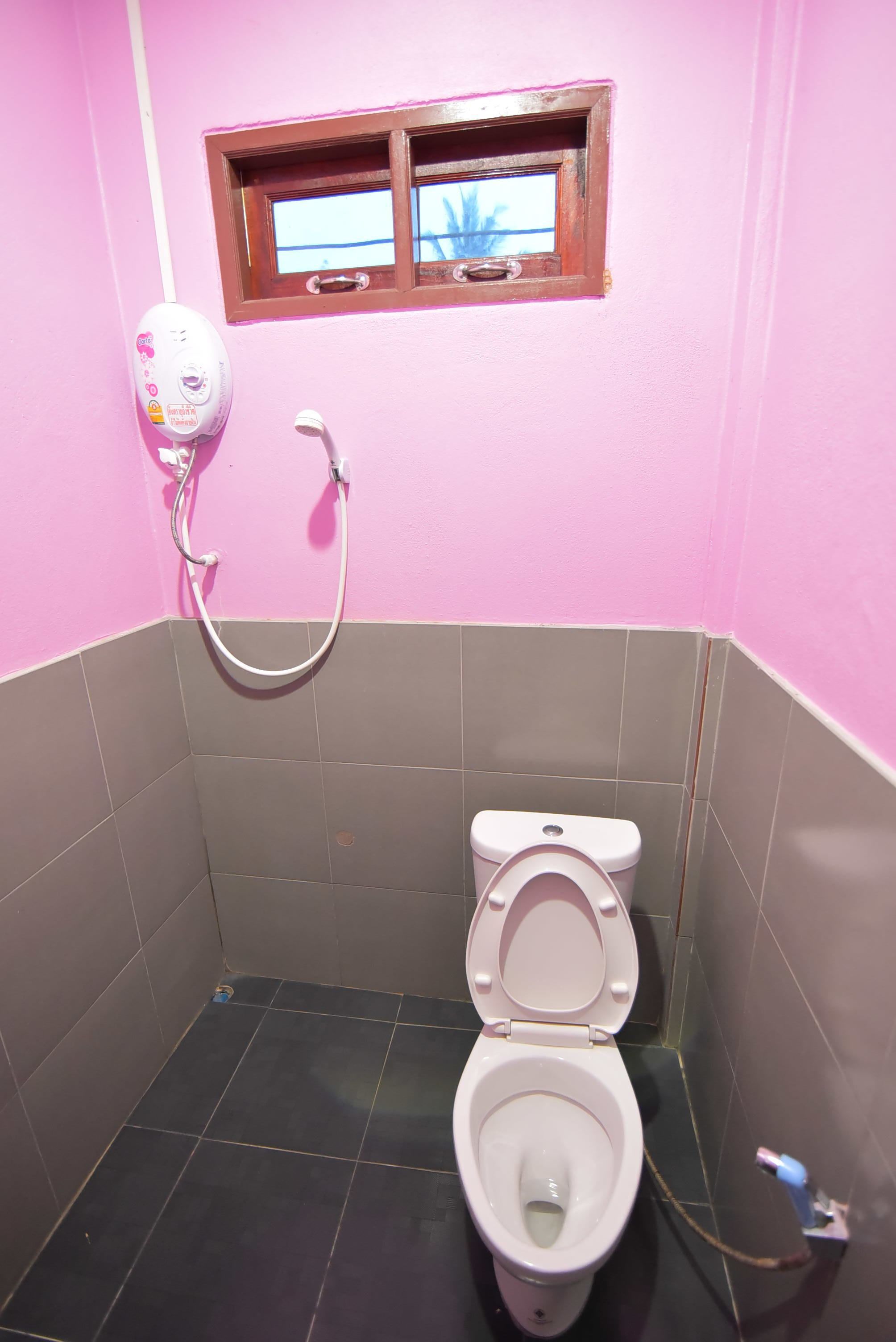 Standard Double Room | Bathroom | Shower, free toiletries, towels