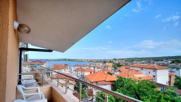 In-room safe, desk, free WiFi