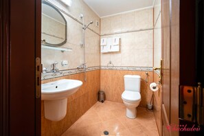 Bathroom | Shower, free toiletries, hair dryer - Chuchulev (Sozopol)