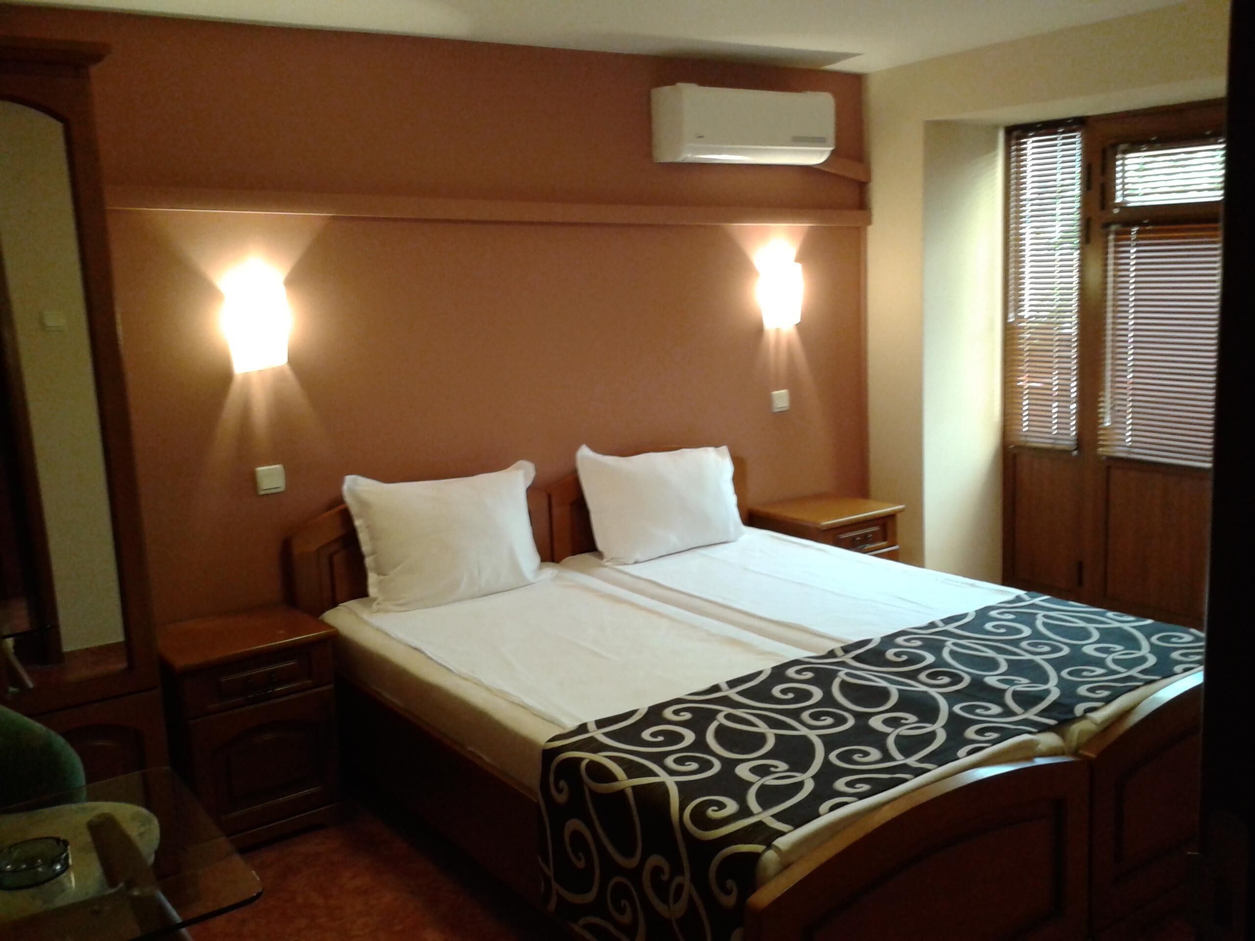 In-room safe, desk, free WiFi