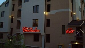 Ein Gebäude mit einem Neonlichtschild, auf dem "Chuchler" steht.