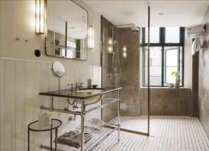 Shower, free toiletries, hair dryer, slippers - Hotel Sanders (Copenhagen)
