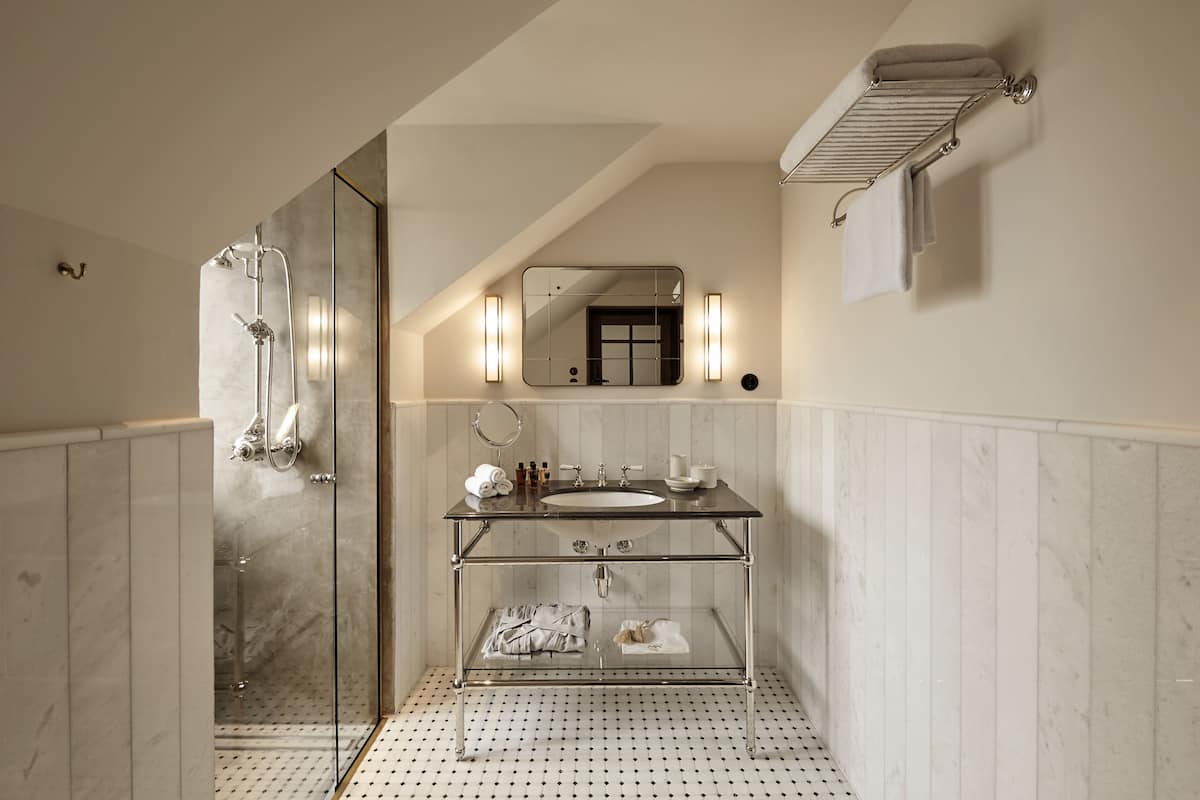 single room | bathroom | shower, free toiletries, hair dryer, slippers