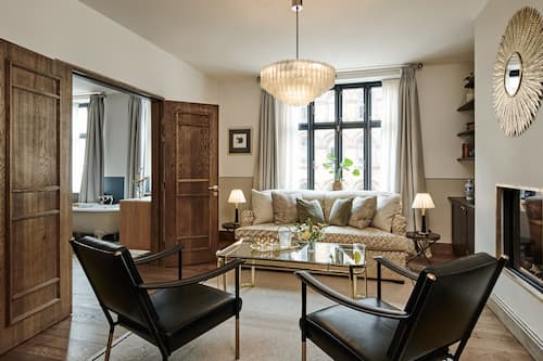 Sanders Suite | Living room | Flat-screen TV