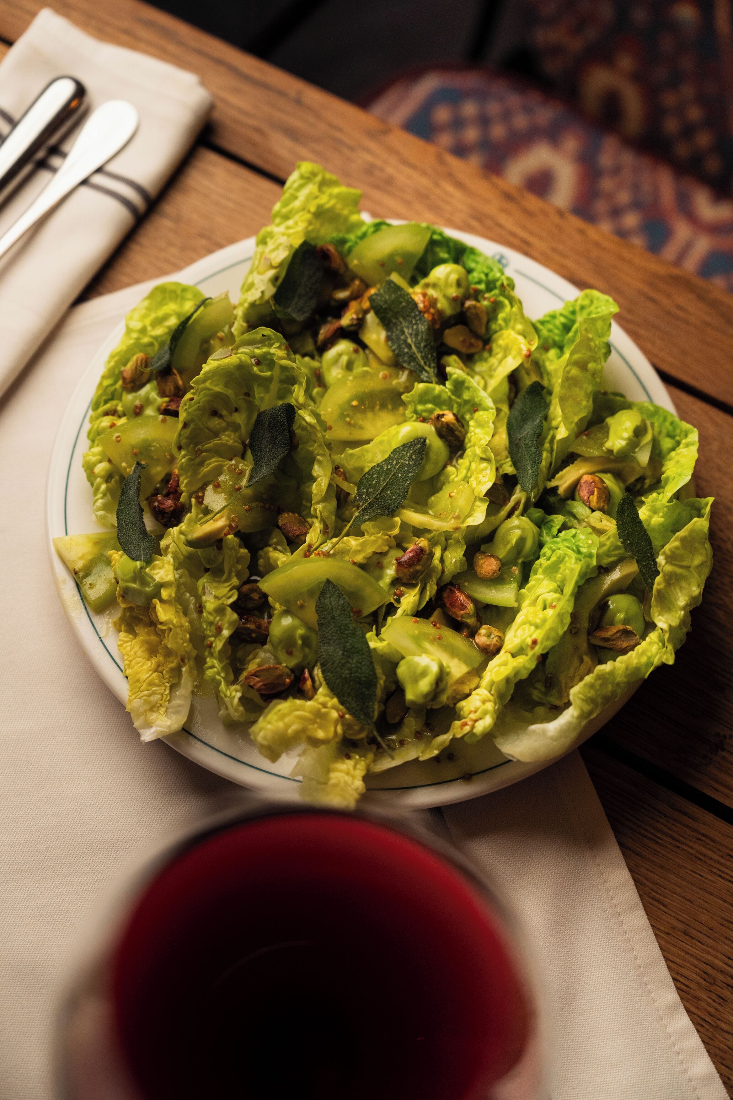 Ensalada con nueces y hojas sobre una mesa.