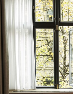 Enkelrum | Utsikt mot innergård