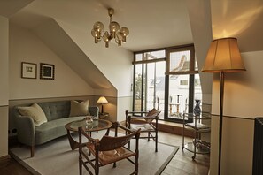 One Bedroom Suite | Aire de séjour | Téléviseur à  écran plat