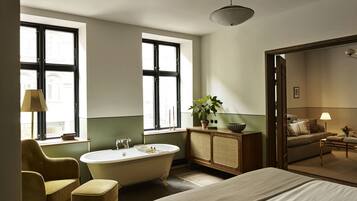 Sanders Suite | Hochwertige Bettwaren, Daunenbettdecken, Minibar, Zimmersafe