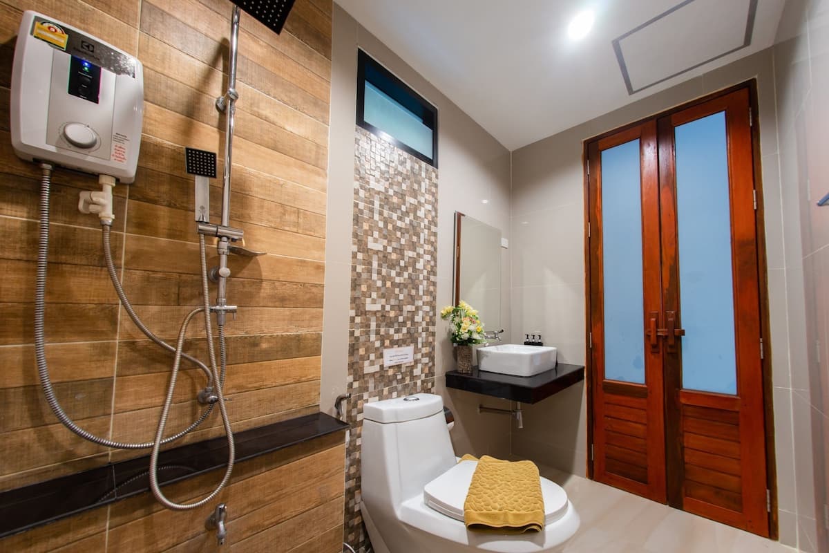 shower, rainfall showerhead, free toiletries, hair dryer