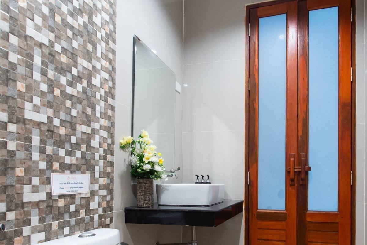 shower, rainfall showerhead, free toiletries, hair dryer