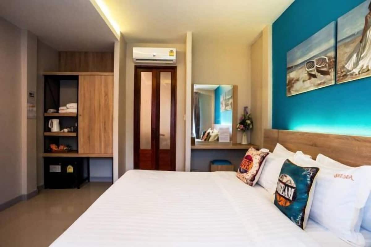 Minibar, blackout drapes, WiFi (free)