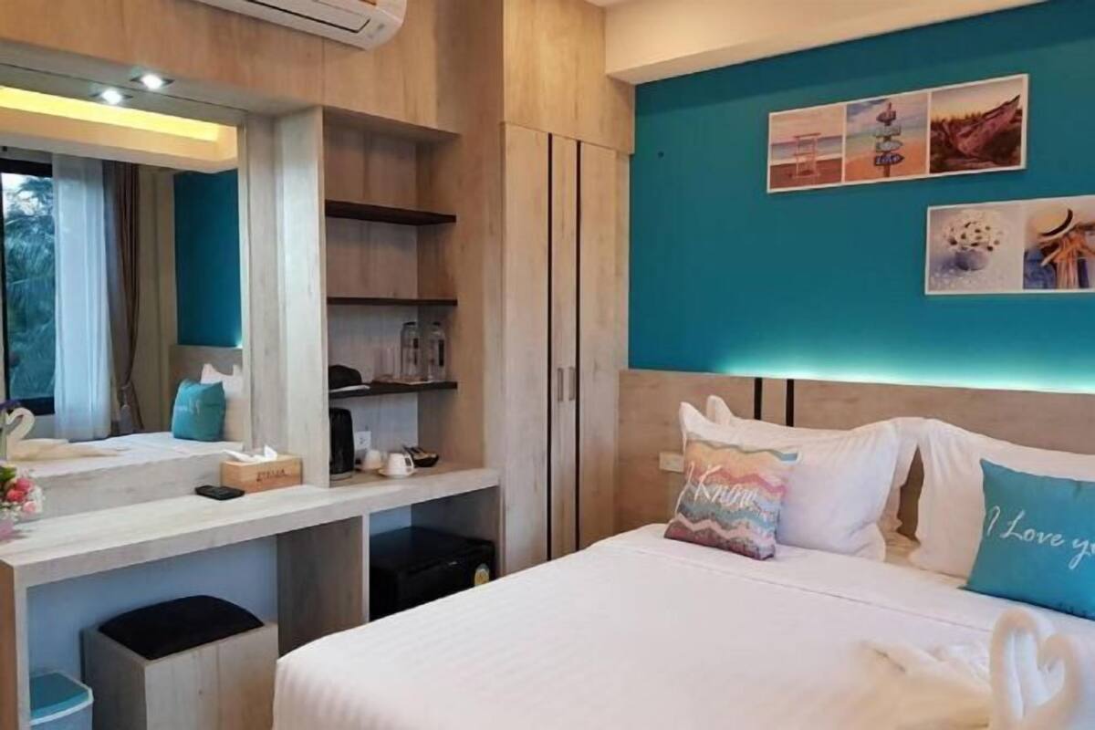 Minibar, blackout drapes, WiFi (free)