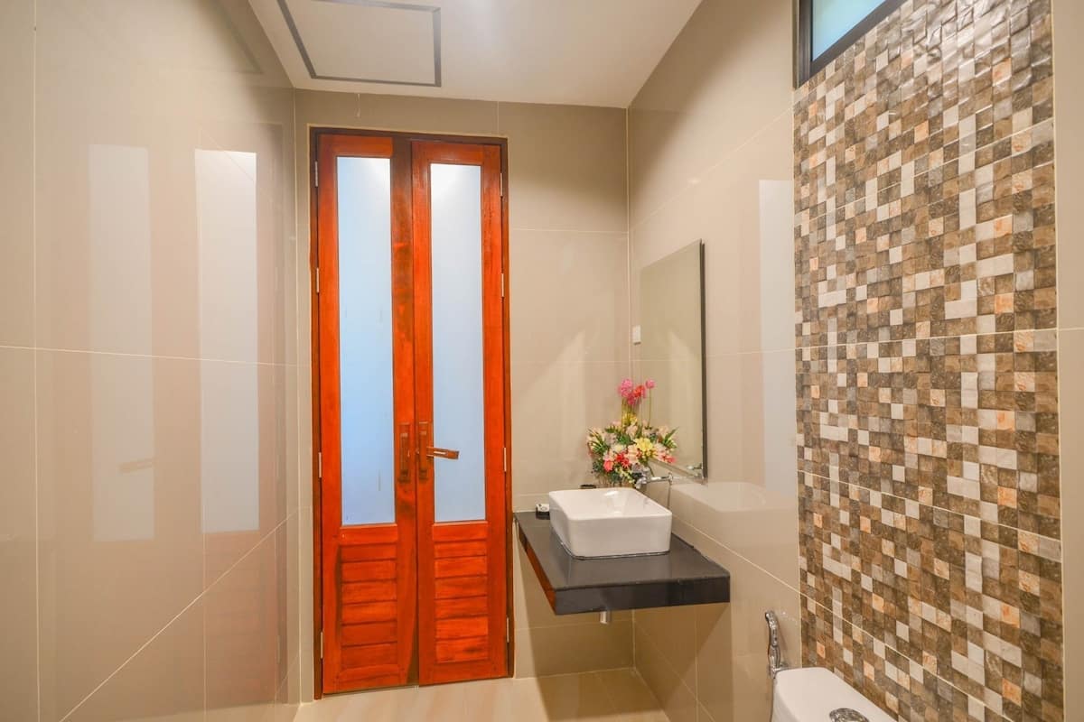 superior double room | bathroom | shower, rainfall showerhead, free toiletries, hair dryer