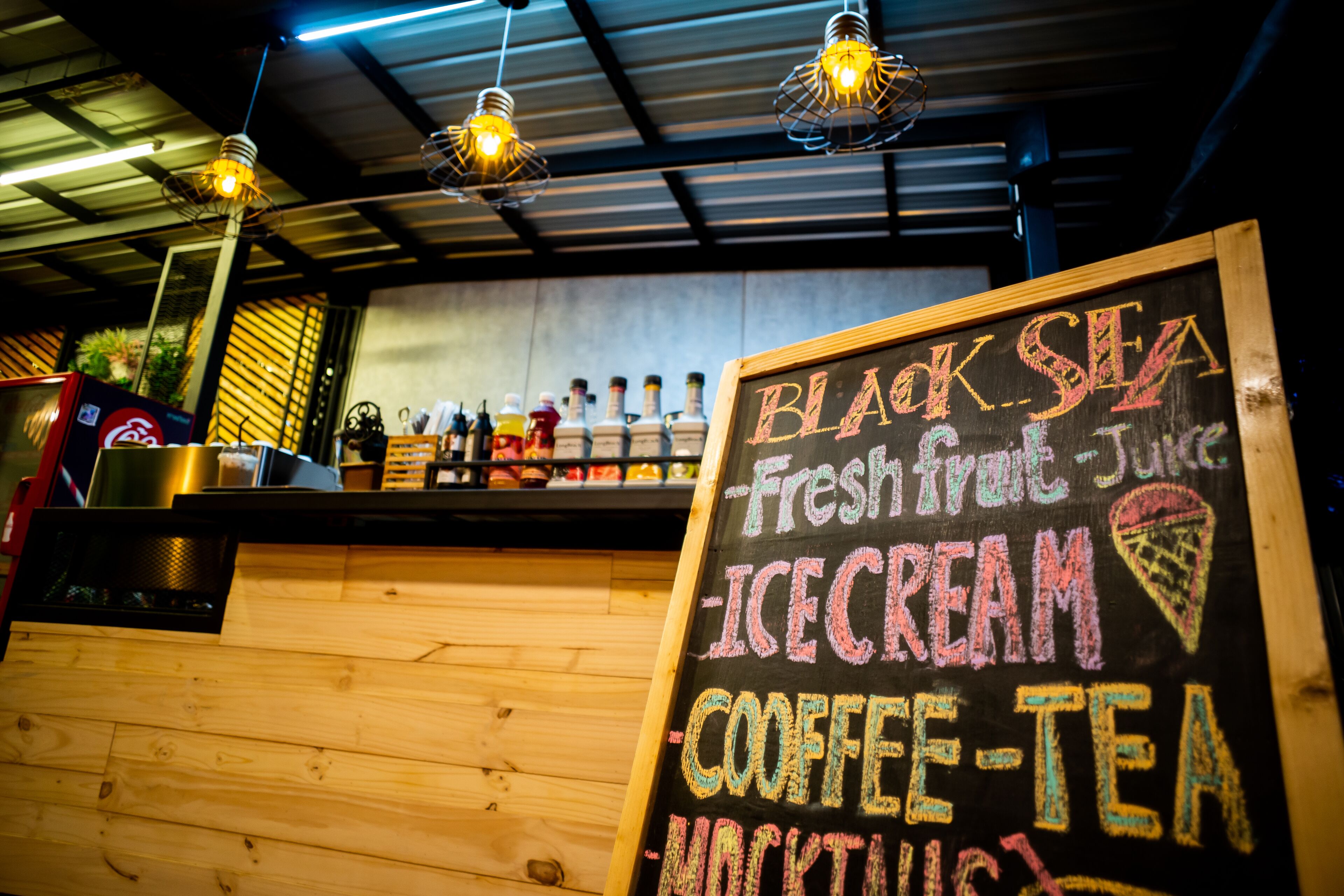 breakfast, lunch, dinner served; international cuisine