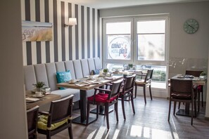 Free daily full breakfast - ankerplatz-Hotel garni (Wilhelmshaven)