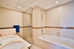 Apartamento, 1 habitación (2505) | Baño | Bañera, artículos de higiene personal gratuitos, secador de pelo y bidé