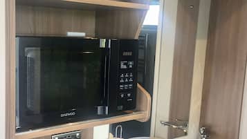 Family Studio | Private kitchenette | Fridge, microwave, coffee/tea maker