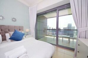 City Apartment, 1 King Bed, Non Smoking, City View | Living area