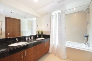 Standard Apartment | Bathroom | Free toiletries, hair dryer, towels - New Arabian Holiday Homes - 8 Boulevard (Dubai)