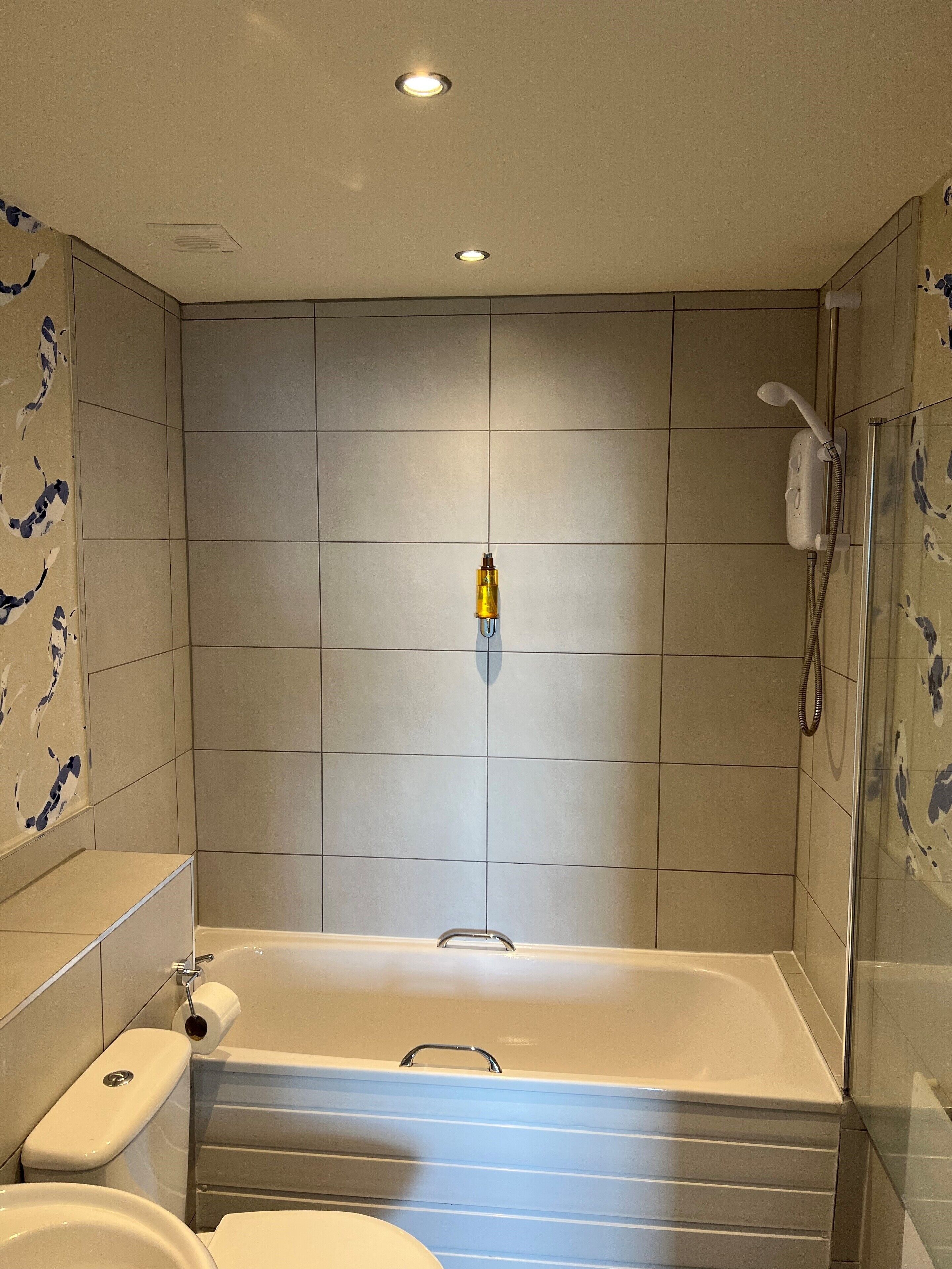 deluxe double room, 1 king bed, ensuite, sea view | bathroom | free toiletries, hair dryer, towels