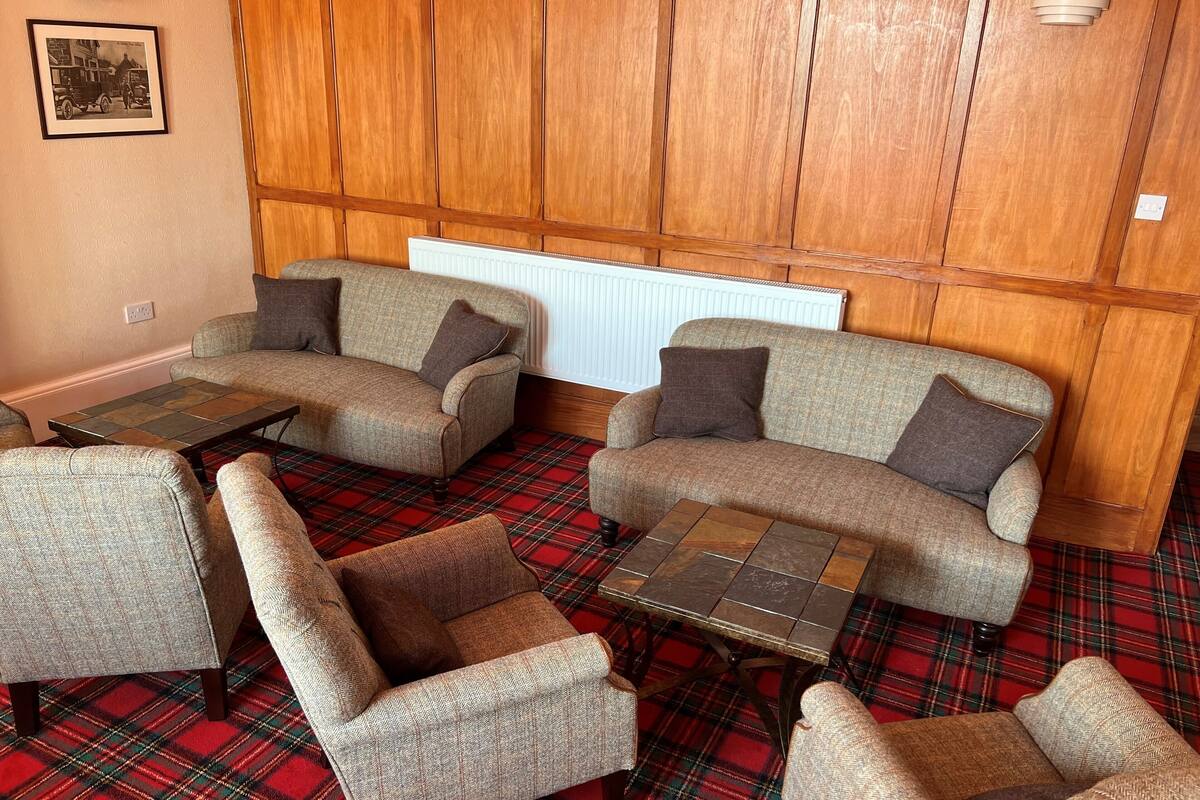 2 bars/lounges